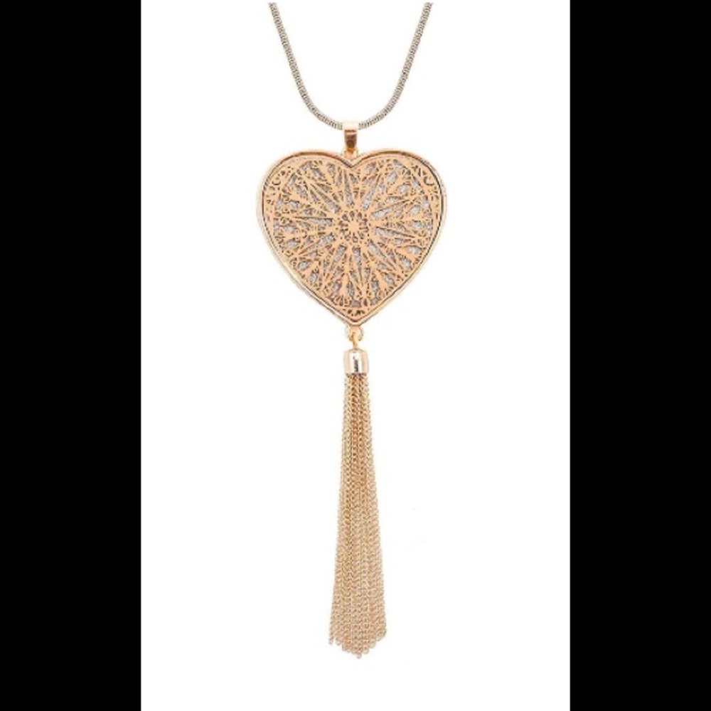 HEART ❤️ TASSEL PENDANT NECKLACE
Gold Tone NWT❤️🎁